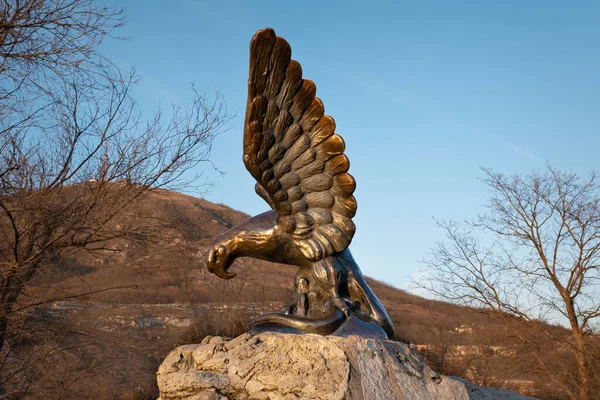 L'Aigle sur la montagne Mashuk. Emblèmes Pyatigorsk. Caucase du Nord — Photo