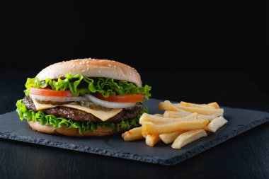 geleneksel hamburger ve patates kızartması