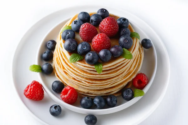 Stack med läckra pannkakor med bär och mynta blad — Stockfoto