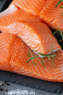 Çiğ somon fileto ve yemek, baharat ve bitkiler için malzeme. 