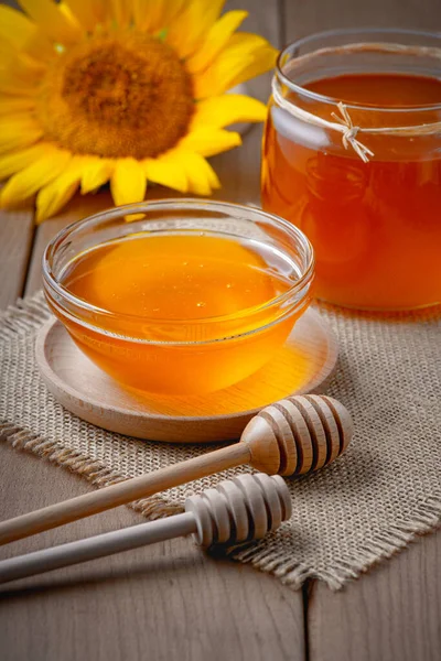 Μέλι και ηλίανθος σε ξύλινο τραπέζι, καλοκαίρι και υγιεινή διατροφή — Φωτογραφία Αρχείου