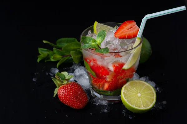 Strawberry mojito. Uppfriskande sommardrink med bär, lime och mynta — Stockfoto