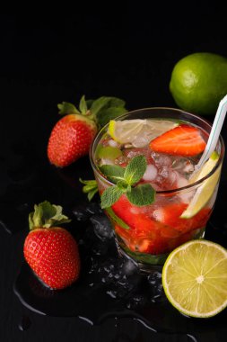 Çilek mojito. Çilek, limon ve nane ile ferahlatıcı yaz içeceği