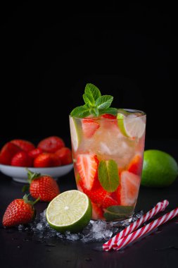 Çilek mojito. Çilek, limon ve nane ile ferahlatıcı yaz içeceği
