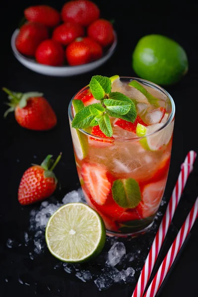 Strawberry mojito. Uppfriskande sommardrink med bär, lime och mynta — Stockfoto