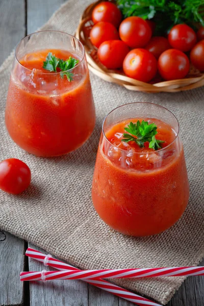 Jus de tomate frais en verre. Boisson aux légumes — Photo