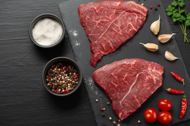 Çeri domatesli çiğ et bifteği, acı biber, sarımsak, yağ ve bitkiler.