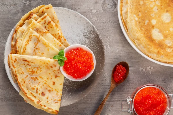 Stapel Russische dunne pannenkoeken blini met rode kaviaar — Stockfoto