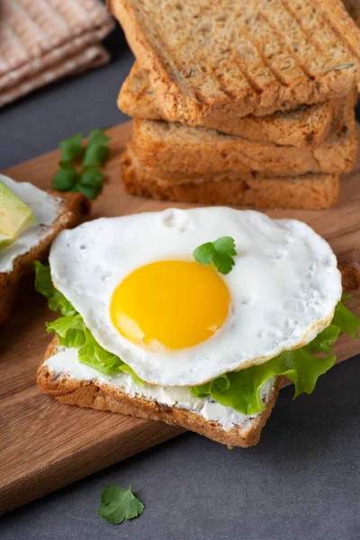 Peynirli sandviçler, kızarmış yumurta ve otlar. — Stok fotoğraf