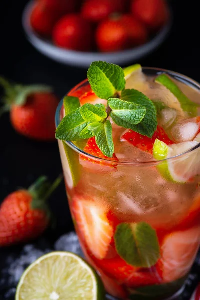 Mojito de morango. Bebida refrescante de verão com bagas, limão e hortelã — Fotografia de Stock