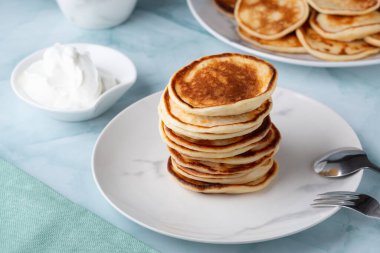 Yeşil masada ekşi kremalı krep.