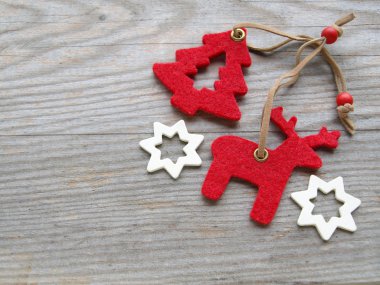 Ren geyikleri, yılbaşı ağacı ve yıldız