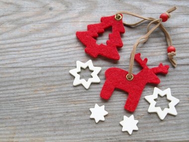 Ren geyikleri, yılbaşı ağacı ve yıldız