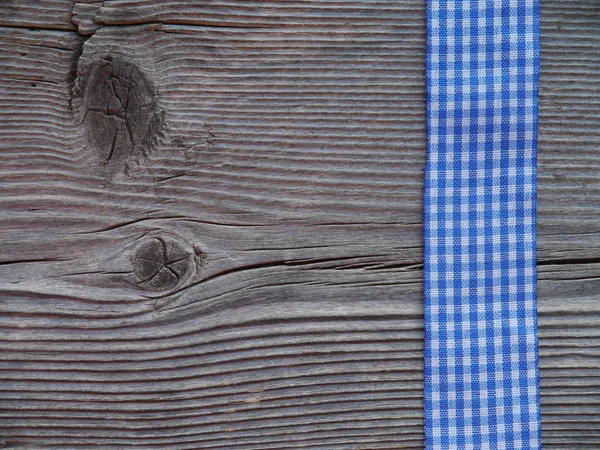 Ξύλινο υπόβαθρο με ελεγμένη κορδέλα — Φωτογραφία Αρχείου