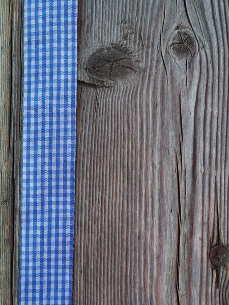 チェック リボンと木製の背景 — ストック写真