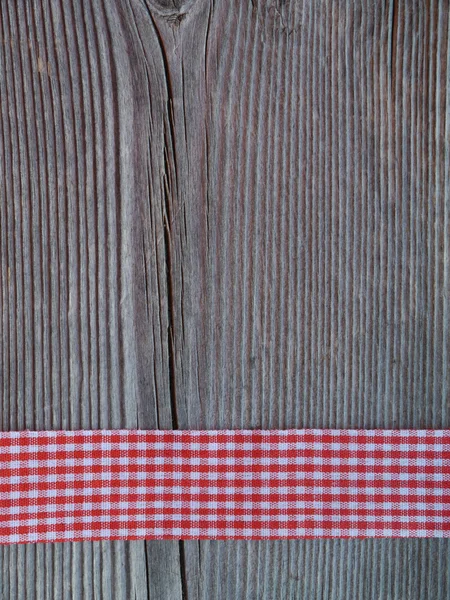 Fondo in legno con nastro a quadretti — Foto Stock