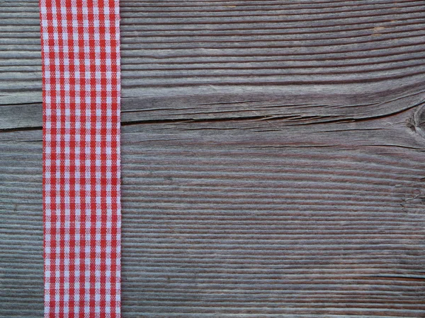 Fondo de madera con una cinta a cuadros —  Fotos de Stock