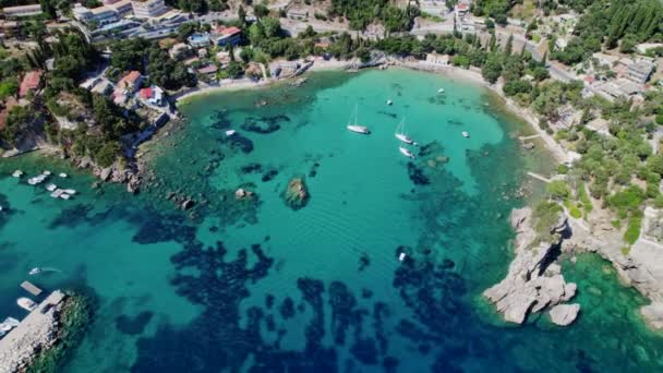 Veduta aerea drone per litorale laguna con limpida acqua di mare azzurra. Isola paradisiaca. Villaggio turistico di lusso, barche, yacht. Meraviglioso paesaggio marino europeo. — Video Stock