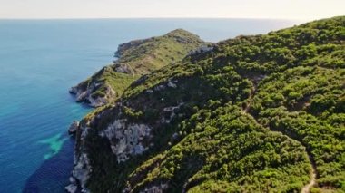 Hava aracıyla Porto Timoni cennet plajına temiz gök mavisi deniz suyuyla. Tropikal ada. İnanılmaz Avrupa deniz manzarası.