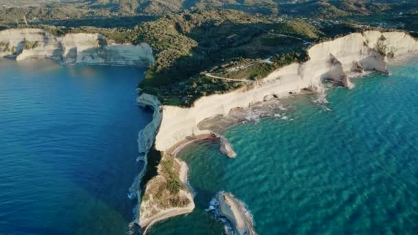 공중 무인기 로 케이프 드라 스티스 - 화창 한 날에는 절벽 - 를 볼 수있다. 코 푸, 그리스의 낙원 섬. 맑은 맑은 물을 머금은 이오니아해. — 비디오