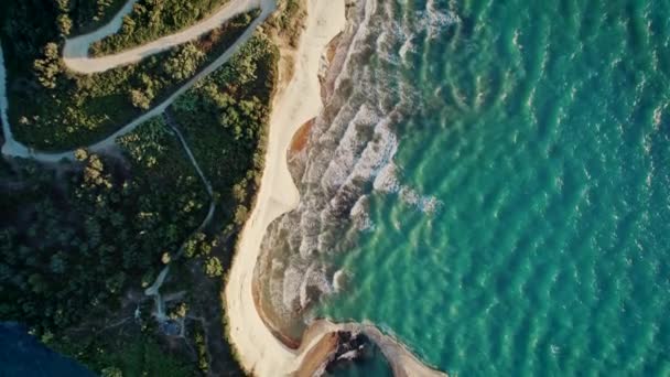 从空中俯瞰德拉斯蒂斯角-岩石形成,科孚,天堂岛与惊人的海岸线在希腊.有蓝色清澈水的爱奥尼亚海. — 图库视频影像