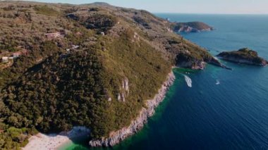 Hava aracıyla cennet manzarasına ve berrak mavi sularla deniz manzarasına bakılıyor. İnanılmaz bir gök mavisi Akdeniz geçmişi var. Seyahat yeri, evrensel doğa, tatil köyü, tropikal sahil. 