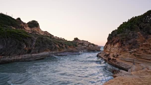 Canal DAmore - Il canale dell'amore. Vista sulla spiaggia paradisiaca con acqua di mare. Isola di Corfù, Grecia. Il mare al tramonto. Fondo marino con onde — Video Stock