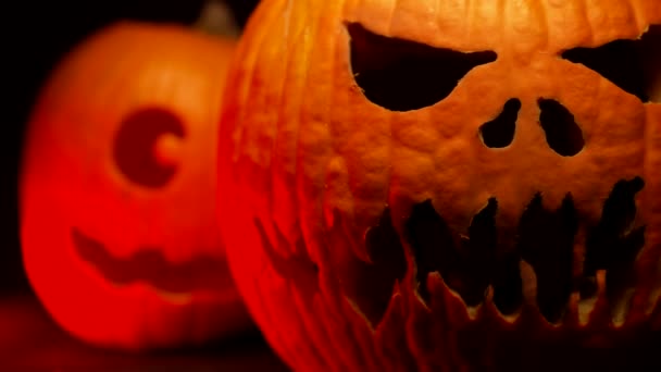 Straszny symbol Halloween - Jack-o-latarnia. Przerażająco uśmiechnięta głowa dyniowego zbliżenia. Świecąca twarz, sztuczka lub psikus. — Wideo stockowe