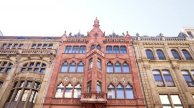 Avrupa şehrindeki modern bina cephesi. Sabit çekim. Alman eski kasabasında bir apartman dairesi. Seyahat, mimari konsepti.