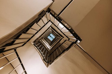 Modern binadaki kare şeklindeki merdivenlerin soyut iç kısmı. Kamera binanın içine bakıyor. Merdiven arkaplanı, mimari element 