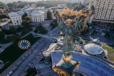 Kyiv, Ukrayna - Eylül 2021: Meydan Nezalezhnosti Meydanı - hava aracı görünümü. Bağımsızlık Anıtı - Berehynia ortada. Altın gibi güzel Ukraynalı kadın heykeli. 
