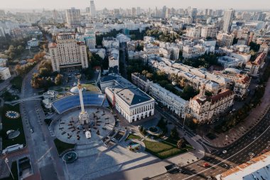 Kyiv, Ukrayna - Eylül 2021: Meydan Nezalezhnosti Meydanı, Khreshhatyk ve Dinyeper Nehri - hava aracı görüntüsü. Başkent üzerinde uçuş - modern mimarisi olan büyük şehir Kiev.