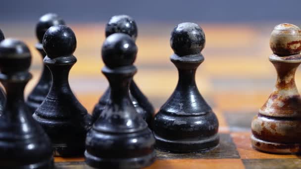 Alte, alte Schachfiguren auf einem Holzschachbrett. Brettstrategiespiel. Konzentrieren Sie sich auf schäbige Schwarz-Weiß-Figuren, die einander gegenüberstehen. Sport, Kampf, Duell, Rivalitätskonzept. — Stockvideo