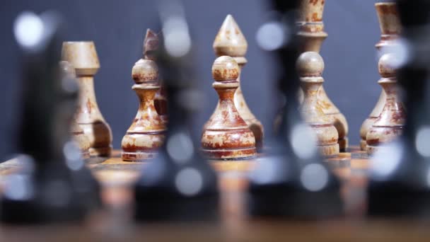 Dolly shot de vieilles pièces d'échecs vintage sur un échiquier en bois. Jeu de stratégie. Concentre-toi sur le blanc. Travail d'équipe, succès, intelligence concept sportif. — Video