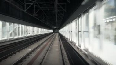 Paris 'teki insansız metro, otomatik metro istasyonu. Modern şehirde yeraltı trenine binmek. Modern toplu taşıma biçiminin görüntüsü