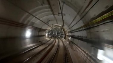 Yeraltı vagonundan metro tünelinin görüntüsü. Metropolitan City 'de New York metro trenine yavaş çekimde binmek. Modern toplu taşıma biçiminin görüntüsü