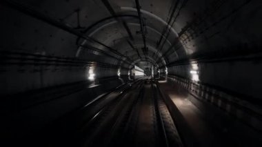 Otomatik metro istasyonuna varmak üzere yeraltı vagonu hareket ediyor. Barcelona 'dan L9 Sud havaalanına metro ile gidiyorum. Modern toplu taşıma biçiminin görüntüsü