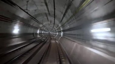 Ön pencereden metro tünelinde hareket eden trenin görüntüsü. Modern şehirde hızlı bir metro yolculuğu. Güzergahını takip eden uzun bir yeraltı aracı görüntüsü..