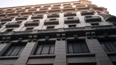 Eski kentteki Avrupa caddesinde apartman binaları. Panjurlu pencereler. Dar sokaklardaki güzel evler. Seyahat, mimari konsepti. 
