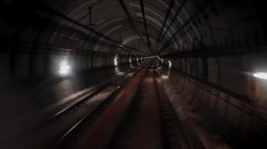 Ön pencereden metro tünelinde hareket eden trenin görüntüsü. Modern şehirde hızlı bir metro yolculuğu. Güzergahını takip eden uzun bir yeraltı aracı görüntüsü..