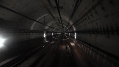 Yeraltı vagonundan metro tünelinin görüntüsü. Metropolitan City 'de Tokyo metro trenine yavaş çekimde binmek. Modern toplu taşıma biçiminin görüntüsü.