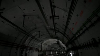  Yeraltının görüntüsü. Ön pencereden metro tünelinde hareket eden trenin görüntüsü. Modern şehirde yavaş giden metro..