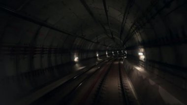 Yeraltı vagonundan metro tünelinin görüntüsü. Metropolitan City 'de metro trenine yavaş çekimde binmek. Seul 'de modern toplu taşıma araçlarının görüntüleri