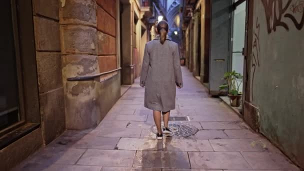 Vrouw die alleen loopt in de Gotische wijk van Barcelona. Gevels van middeleeuwse appartementengebouwen, smalle straat van Europa. Reisconcept. — Stockvideo