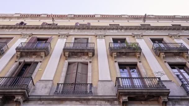 Edifícios de apartamentos na rua europeia na cidade velha. Janelas com persianas. Fachada de casas bonitas em ruas estreitas de Barcelona, Espanha. Viagens, conceito de arquitetura. — Vídeo de Stock