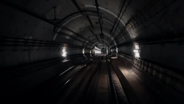 Переезд подземный вагон прибывает к автоматической станции метро. Поезд метро в Барселоне до аэропорта L9 Sud. Видеозапись современного общественного транспорта — стоковое видео