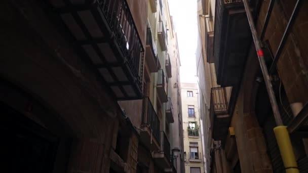 Steadicam shot: house exterior with balconies in Barcelona Gothic Quarter. Facades of medieval apartment buildings in narrow street of Europe. Traveling concept. — 图库视频影像