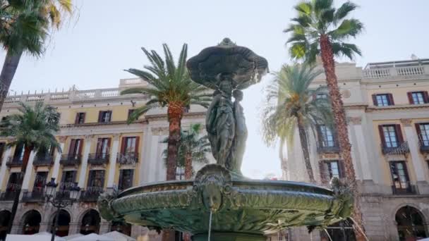 Krásná historická fontána v Plaza Real v Barceloně, Španělsko. Slavné náměstí v gotické čtvrti. Oblíbená turistická atrakce. — Stock video
