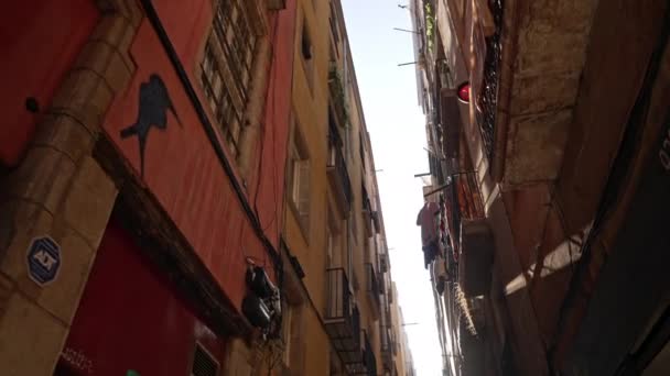 Steadicam skott: hus exteriör med balkonger i Barcelona gotiska kvarteren. Fasader av medeltida lägenhetsbyggnader på smal gata i Europa. Resekoncept. — Stockvideo