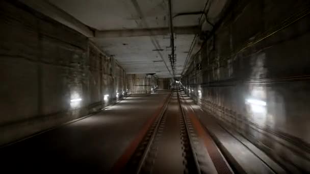 Вид подземного тоннеля от движущегося подземного вагона. Медленное движение поездов метро в столичном городе. Видеозапись современного общественного транспорта в Лондоне — стоковое видео